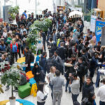 img-banner-crowds-in-foyer